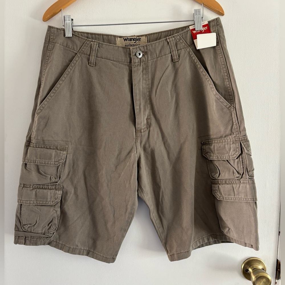 NWT Wrangler Men’s cargo shorts. Light brown cocoa khaki color. Ca…